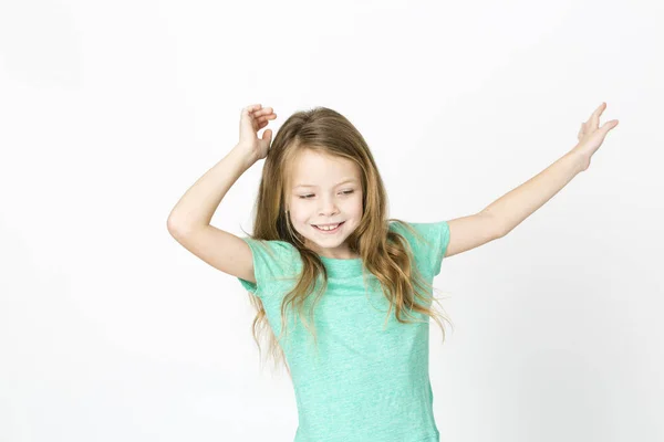 Glücklich Schönes Kleines Blondes Mädchen Grünem Shirt Das Auf Weißem — Stockfoto