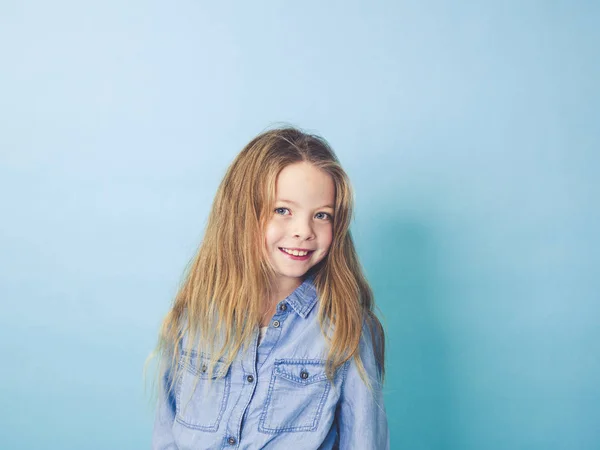 Retrato Menina Feliz Roupas Casuais Olhando Para Câmera Fundo Azul — Fotografia de Stock