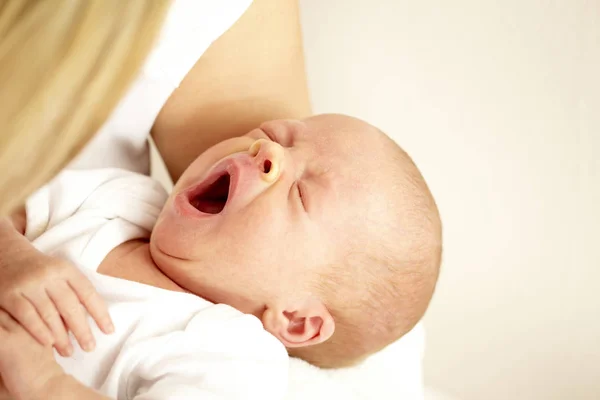 Feliz Joven Relajándose Con Hija Siete Meses Edad —  Fotos de Stock