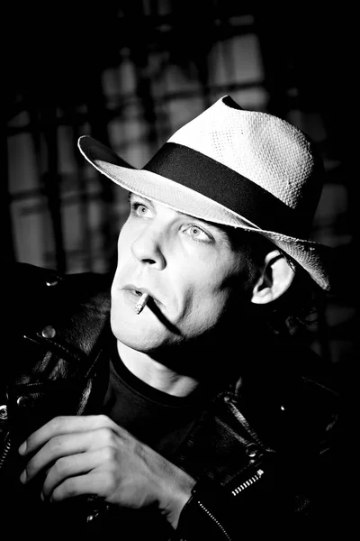 Πορτρέτο Του Όμορφος Νέος Άνθρωπος Καπέλο Καπνίσματος Τσιγάρο Σκοτεινό Φόντο — Φωτογραφία Αρχείου