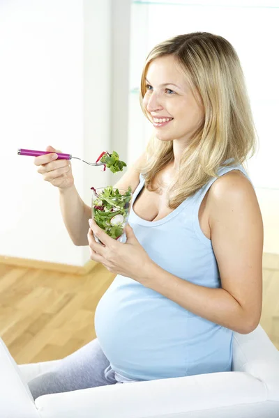 Heureuse Femme Enceinte Assis Sur Fauteuil Manger Salade Verre Maison — Photo