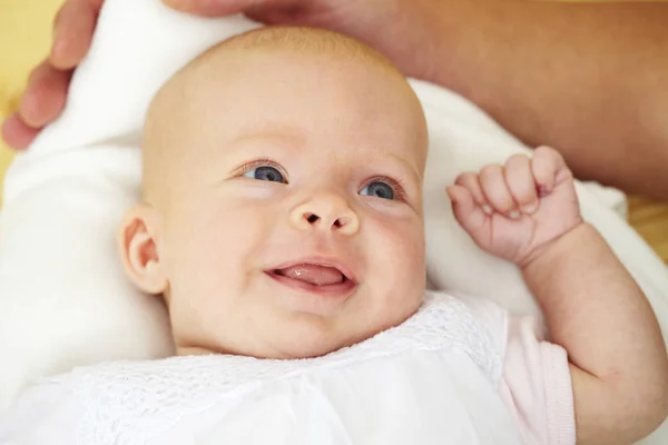 Bébé Sept Mois Couché Sur Linge Lit Blanc Gros Plan — Photo