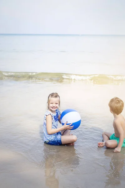 Girl Boy Playing Beach Ball Water Sandy Beach — Stock Photo, Image