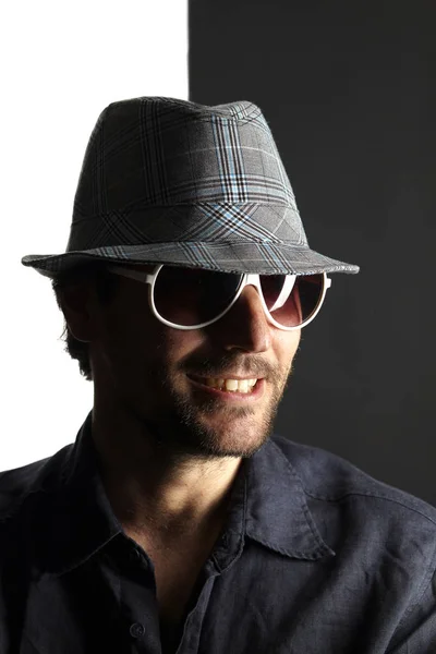 Retrato Homem Bonito Chapéu Óculos Sol Dente Sorrindo Fundo Branco — Fotografia de Stock