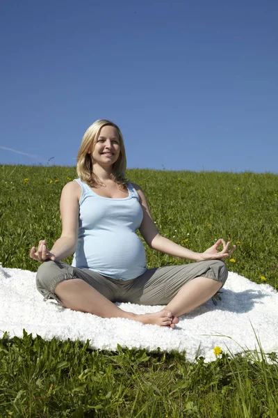 Mujer Embarazada Feliz Sentada Alfombra Haciendo Yoga Prado Día Soleado —  Fotos de Stock