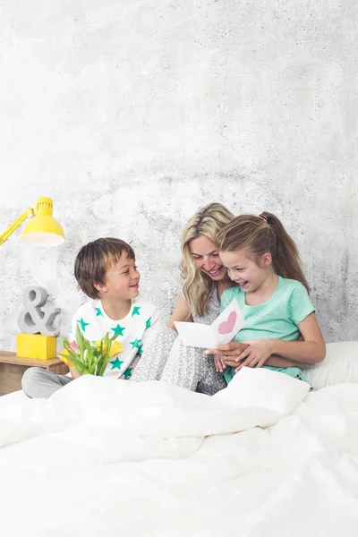 Buket laleler ve tebrik kartı ile genç anne anneler günü tebrik çocuk