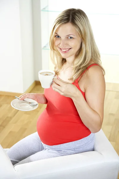 Koltukta Oturan Evde Beyaz Fincandan Kahve Içme Mutlu Hamile Kadın — Stok fotoğraf