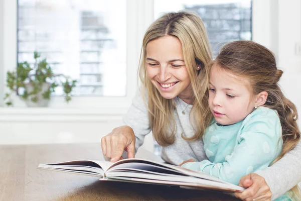 Mãe Com Livro Ensinando Filha Ler Casa — Fotografia de Stock