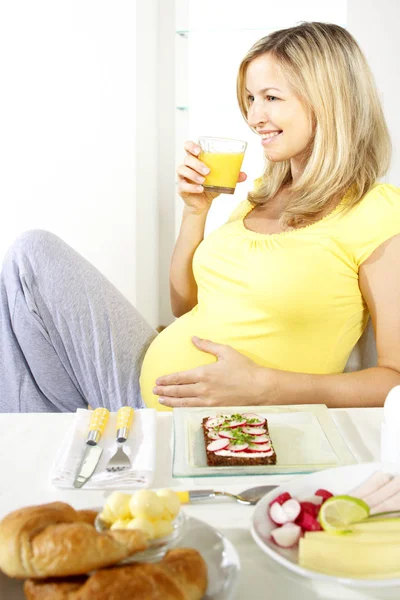 Mujer Embarazada Feliz Sentado Silla Beber Jugo Naranja Mientras Está —  Fotos de Stock