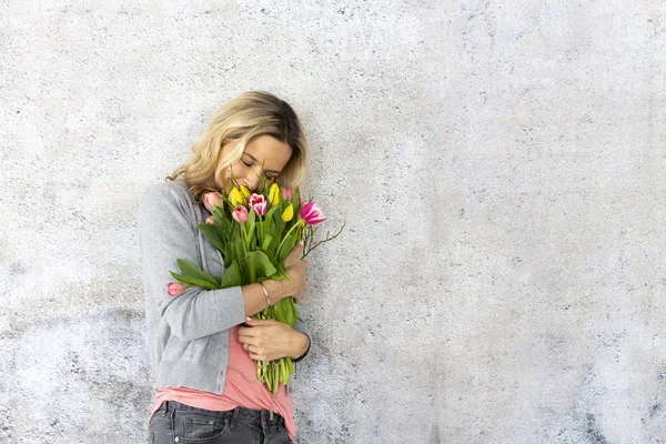 チューリップ花束 バレンタインの日の概念に立って幸せなかわいい女 — ストック写真