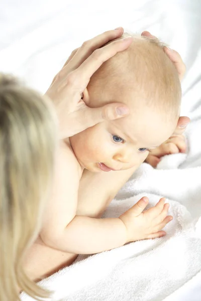 Jeune Femme Massant Bébé Sept Mois — Photo