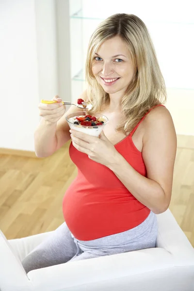 Gelukkig Zwangere Vrouw Zittend Een Stoel Berry Yoghurt Eten Thuis — Stockfoto
