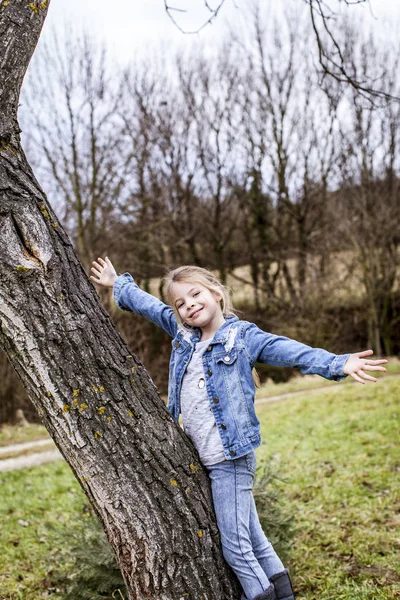 Mooi Meisje Klimmen Boom Het Voorjaar Park — Stockfoto