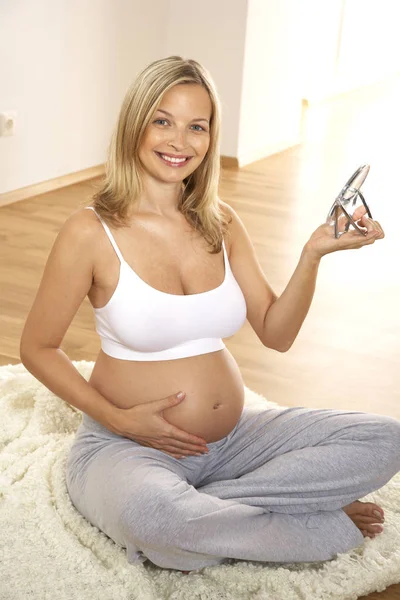 Toothy Zwangere Vrouw Bedrijf Spiegel Hand Glimlachen Kijken Naar Camera — Stockfoto