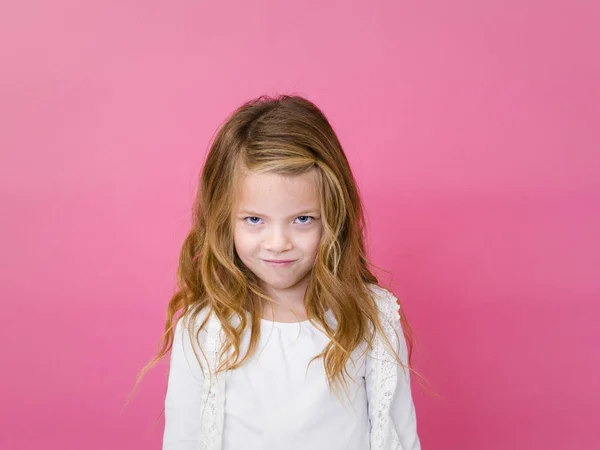 Retrato Menina Bonita Roupas Brancas Com Rosto Astuto Olhando Para — Fotografia de Stock