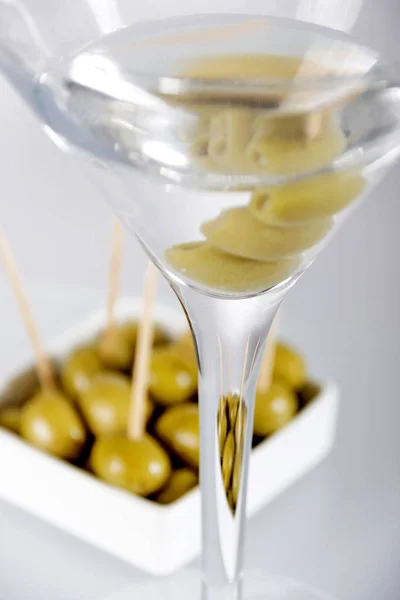 Glas Martini Und Teller Mit Grünen Oliven Auf Grauem Hintergrund — Stockfoto