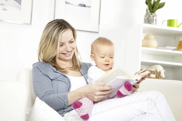 Mãe Filha Curiosa Divertindo Enquanto Senta Sofá Livro Sala Estar — Fotografia de Stock