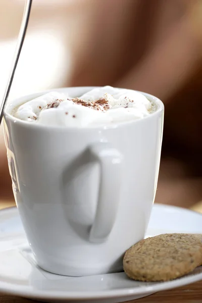 Plaat Met Koekjes Witte Koffiekopje Cappuccino Met Lepel Onscherpe Achtergrond — Stockfoto