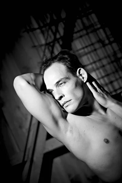Αρσενικό Μοντέλο Που Ποζάρει Γυμνό Άνω Σώμα Σκοτεινό Φόντο Στούντιο — Φωτογραφία Αρχείου