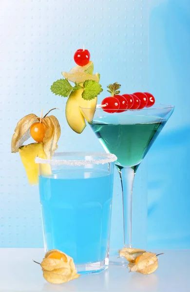 Blaue Cocktails Gläsern Mit Kirschen Und Obstdekoration Nahaufnahme — Stockfoto