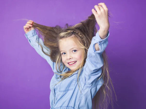 Porträtt Söta Lilla Flicka Klädd Blå Denim Tröja Framför Violett — Stockfoto