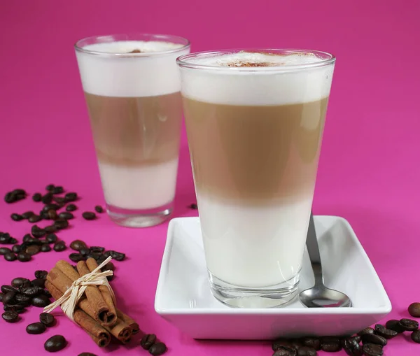 Glazen Caffe Latte Met Koffiebonen Kaneelstokjes Helder Roze Achtergrond Close — Stockfoto