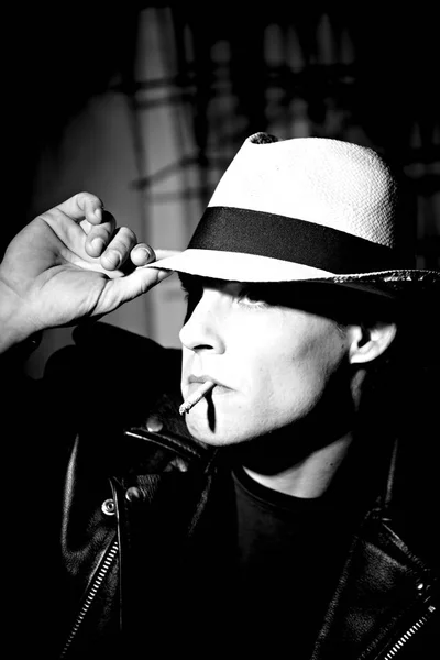 Portrait Beau Jeune Homme Chapeau Fumant Cigarette Sur Fond Sombre — Photo