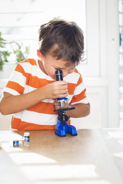 Little Boy Looking Microscope While Making Science Experiment — Stock Photo, Image