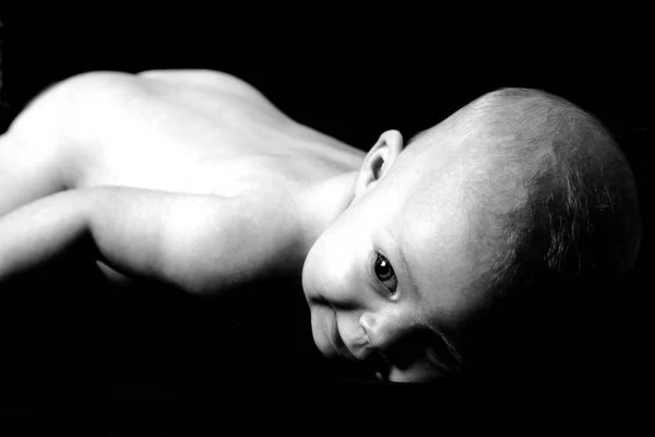 Naken Søt Liten Baby Som Poserer Svart Bakgrunn Nært Hold – stockfoto