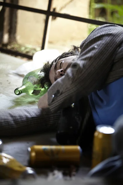 Borracho Sin Hogar Durmiendo Suelo Cerca Latas Cerveza Edificio Abandonado — Foto de Stock