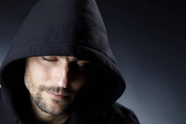 Retrato Homem Bonito Sem Barba Com Olhos Fechados Vestindo Capuz — Fotografia de Stock