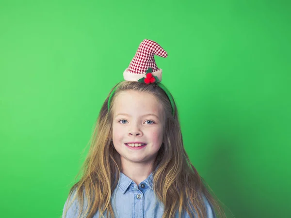 Karácsonyi Manó Kalapban Látszó Nél Fényképezőgép Zöld Háttér Boldog Lány — Stock Fotó