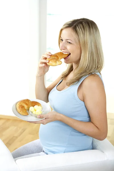 Gelukkig Zwangere Vrouw Zittend Een Stoel Croissant Van Bord Eten — Stockfoto