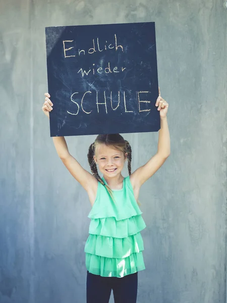 Cute Uczennica Warkoczykami Gospodarstwa Wreszcie Szkoła Ponownie Niemiecki Head Tablica — Zdjęcie stockowe