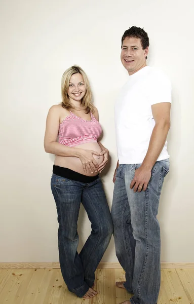 Hombre Feliz Con Esposa Embarazada Rubia Posando Juntos Cerca Pared —  Fotos de Stock