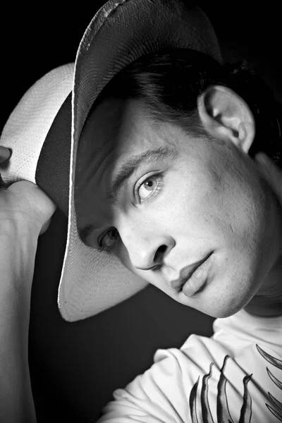 Πορτρέτο Του Όμορφο Αρσενικό Μοντέλο Καπέλο Σκοτεινό Φόντο Στούντιο — Φωτογραφία Αρχείου