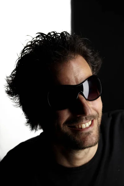 Portrét Zábavného Muže Slunečních Brýlích Úsměvem Černém Bílém Pozadí — Stock fotografie