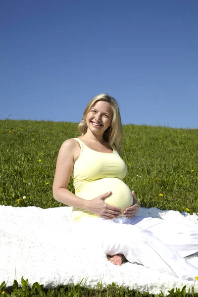 Mujer Embarazada Feliz Ventosa Vientre Ambas Manos Mientras Estaba Sentado —  Fotos de Stock