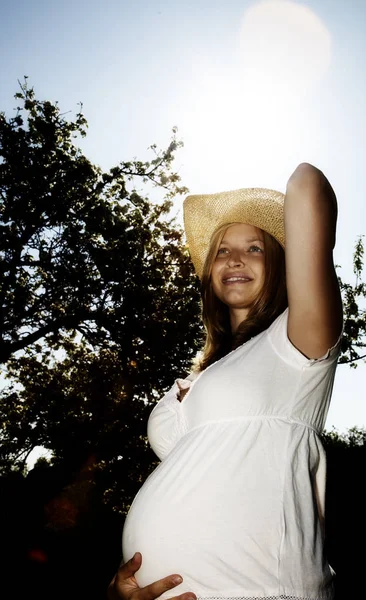 Femme Enceinte Chapeau Paille Vêtements Été Debout Près Arbre Fleurs — Photo