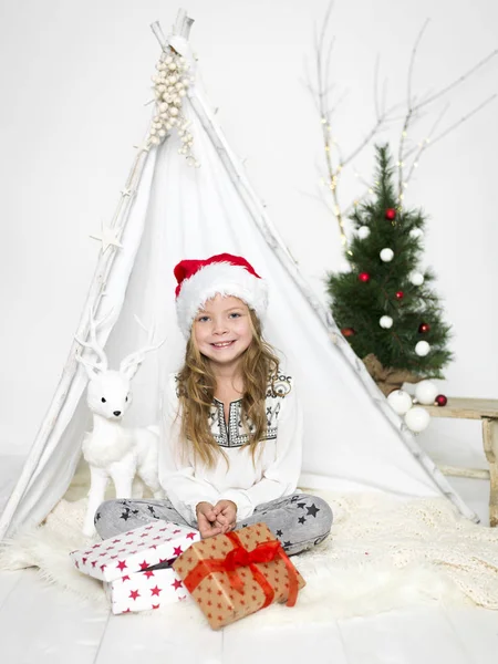 Pequena Menina Bonita Chapéu Vermelho Santa Sentado Pele Branca Com — Fotografia de Stock