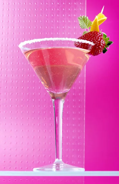 Koktajl Różowy Martini Szkła Dekoracyjne Kawałkami Truskawek Pomarańczowy Cukrem Zbliżenie — Zdjęcie stockowe