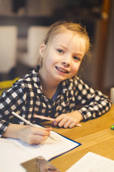 Όμορφη Ξανθιά Κοπέλα Κάνει Σχολική Εργασία Ενώ Κάθεται Στο Τραπέζι — Φωτογραφία Αρχείου
