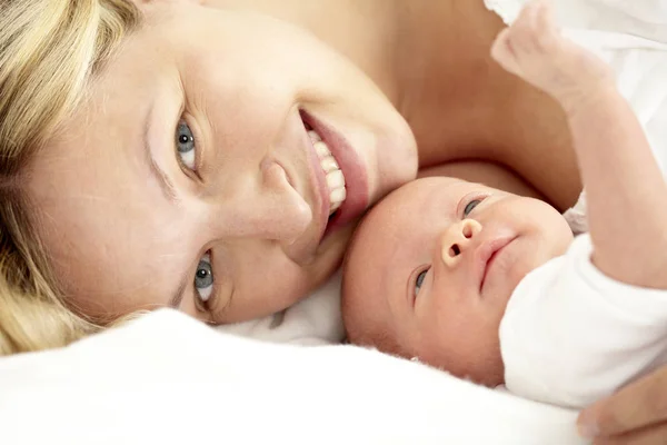 Feliz Joven Relajándose Con Hija Siete Meses Edad —  Fotos de Stock