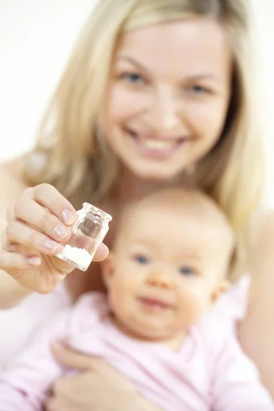 Madre Sosteniendo Botella Con Remedios Globuli Mientras Está Sentada Con — Foto de Stock
