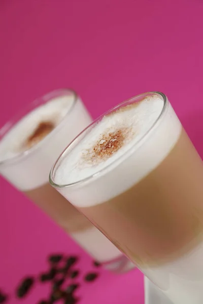 Glasögon Caffe Latte Med Kaffebönor Ljusa Rosa Bakgrund Närbild — Stockfoto