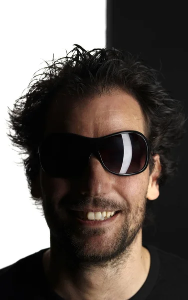 Portret Przystojny Brunet Mężczyzna Noszenie Okulary Słoneczne Uśmiechnięty Studio Tło — Zdjęcie stockowe