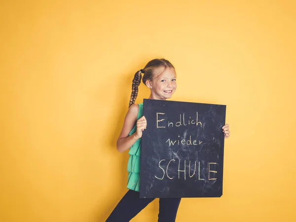 Fille Mignonne Tenant Tableau Noir Avec Des Mots Enfin École — Photo