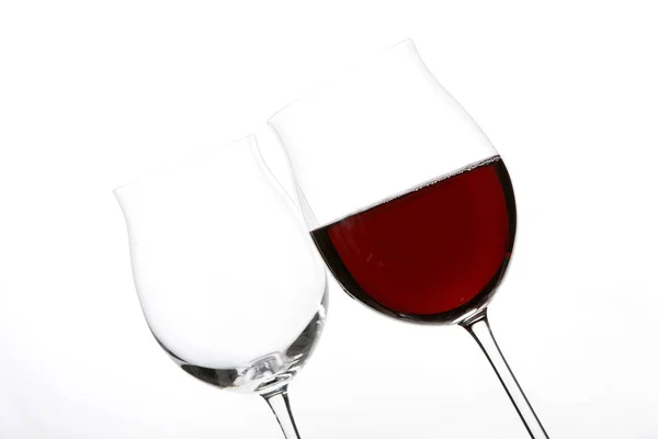Vazio Cheio Com Vinhedos Vinho Tinto Isolado Fundo Branco Close — Fotografia de Stock