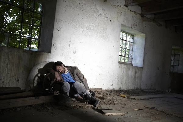 Bettler Schläft Auf Dem Boden Zerstörtem Haus — Stockfoto