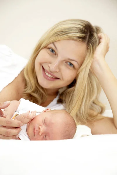 Jovem Feliz Relaxando Com Sua Filha Sete Meses Idade — Fotografia de Stock